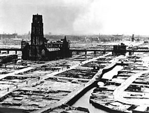 Archivo:Rotterdam, Laurenskerk, na bombardement van mei 1940