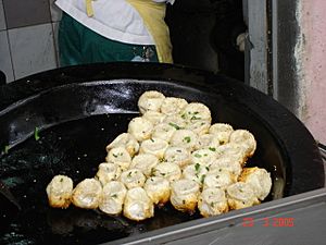 Archivo:Sheng Jian Bao on a pan