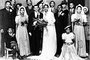 Archivo:Sisulu wedding with mandela and lembede