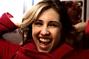Archivo:Smiling girl