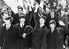 Archivo:The Beatles arrive at JFK Airport