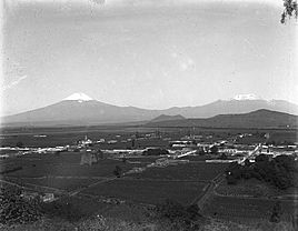 Archivo:The volcanoes Popocatépetl and Iztaccíhuatl in Mexico (1906)