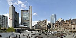 Toronto - ON - Rathaus und Nathan Phillips Square.jpg