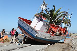 Archivo:Tsunami Carried Boat-Chile 2010-Talcahuano