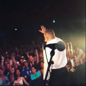Archivo:Wac bataclan 2018 wave crowd