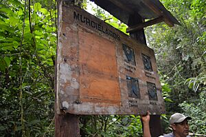 Archivo:"Protector de la Biodiversidad" Guardaparque en el Parque Nacional Carrasco