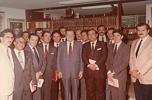 Archivo:1985.-Visita-en-Tinajero-de-un-grupo-de-parlamentarios-colombianos-entre-ellos-César-Gaviria