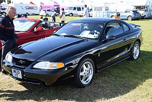 Archivo:1995 Ford Mustang SVT Cobra 5.0 litre in England arp