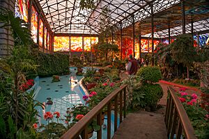 Archivo:A view of the magnificent stained glass inside the Cosmovitral, Toluca, Mexico.