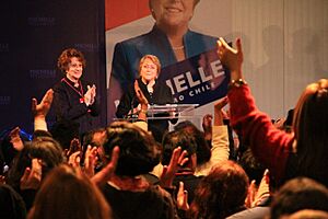 Archivo:Angela Jeria y Michelle Bachelet en primarias