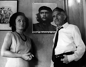 Archivo:Angelina Gatell en su casa junto a Blas de Otero