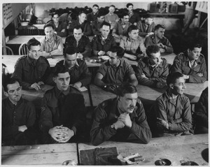 Archivo:Audience in demolition class. Milton Hall, England, circa 1944., 1943 - 1944 - NARA - 540063