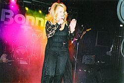 Archivo:Bonnie Tyler on stage in Moscow, 9 May 1999
