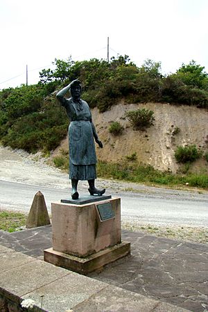 Archivo:Cantabria Garabandal monumento madre emigrante lou