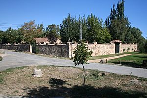 Archivo:Casa del Esquileo (Torrecaballeros, Cabanillas del Monte) 1