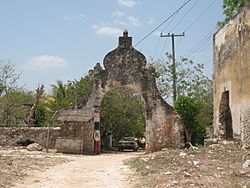 Citincabchén, Yucatán - Hacienda entry arch.JPG