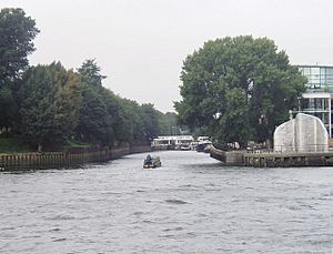Archivo:Confluence of Rivers Thames and Brent - geograph.org.uk - 921332