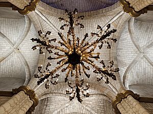 Archivo:Crucero con lámpara de araña. Catedral de Badajoz. España. Spain