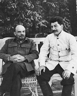Archivo:Doctored Stalin-Lenin