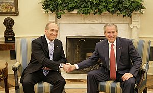 Archivo:Ehud Olmert and George Bush 2