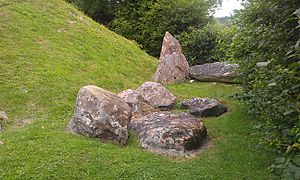 Archivo:Fallen stones at Coldrum
