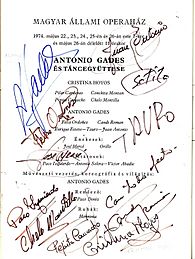 Archivo:Firma de Cristina Hoyos junto a la de algunos compañeros de grupo, en el programa que los anunciaba en La Ópera de Budapest en 1974