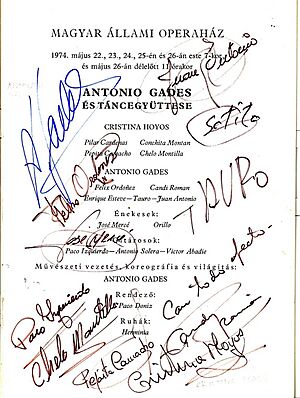 Archivo:Firma de Cristina Hoyos junto a la de algunos compañeros de grupo, en el programa que los anunciaba en La Ópera de Budapest en 1974
