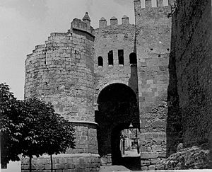 Archivo:Fundación Joaquín Díaz - Puerta de San Andrés - Segovia
