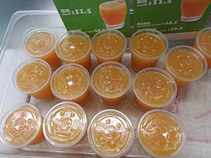 Archivo:HK 香港理工大學 PolyU 紅磡 Hung Hom student canteen iced orange juice plastic cups May 2019 SSG 04