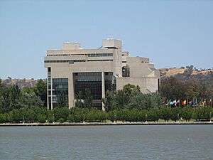 Archivo:High Court of Australia from lake (85856224)
