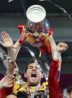 Archivo:Iker Casillas Euro 2012 final trophy