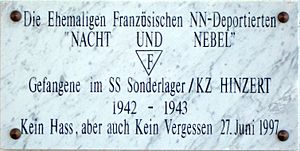 Archivo:KZ-Hinzert-Plakette-Nacht-und-Nebel