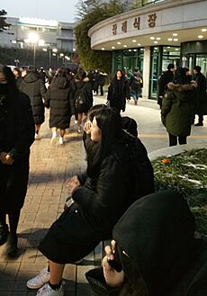 Archivo:Kim Jonghyun funeral day two - 2 (cropped)