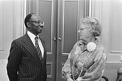 Archivo:Koningin Juliana ontvangt president Dawda Kairaba Jawara van Gambia, Bestanddeelnr 930-0094