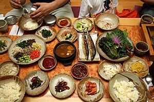 Archivo:Korean food-Bibim ssambap and various banchan-01
