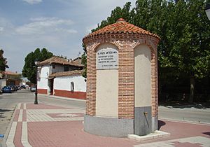 Archivo:La Pedraja de Portillo homenaje pozo artesiano ni