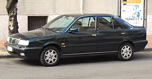 Archivo:Lancia Dedra sedan front