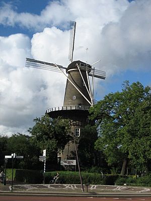 Archivo:Leiden - Molen De Valk + reloj de sol 20060810