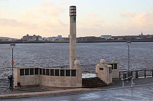 Archivo:Liverpool Naval Memorial aerial 2