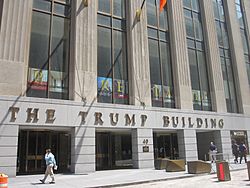Archivo:Lower part of The Trump Building in New York City IMG 1693