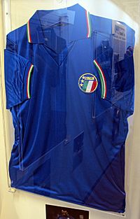 Archivo:Maglia di toto schillaci indossata in italia-svizzera il 31-03-1990, 01