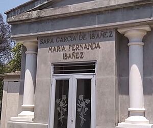 Archivo:Mausoleum of Sara García