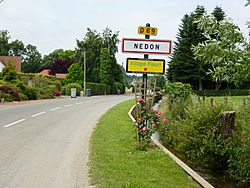 Nédon (Pas-de-Calais) city limit sign and Nave river.JPG