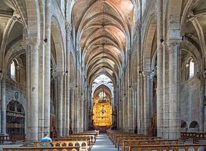 Archivo:Ourense Cathedral 2021 - main nave