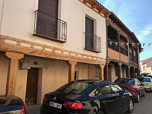 Archivo:Pórticos en calle Mayor de Traspinedo - provincia de Valladolid - España 4