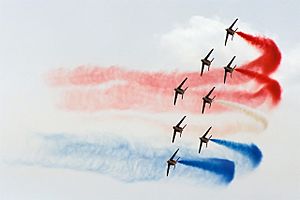 Archivo:Patrouille de France, French tricolor turn, Radom AirShow 2005, Poland