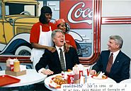 Archivo:Photograph of President William Jefferson Clinton and Georgia Governor Zell Miller Eating at The Varsity Diner in Atlanta, Georgia - NARA - 5722808