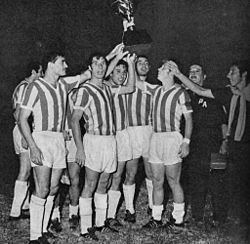 Archivo:Plantel de Estudiantes de La Plata festejando la obtención de la Copa Interamericana - 19690221
