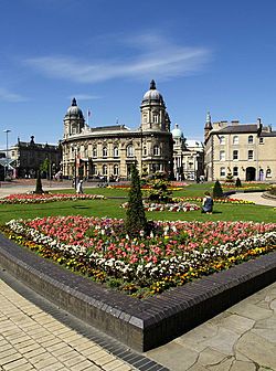 Queen's Gardens and Hull Maritime Museum.jpg