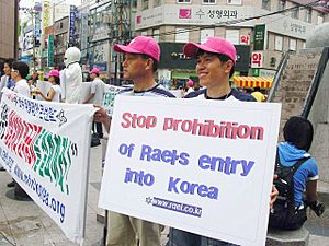 Archivo:Raëlians asking to stop the prohibition of Raël's entry into Korea